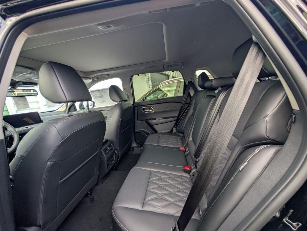 Nissan Rogue Platinum - Thumbnail 11