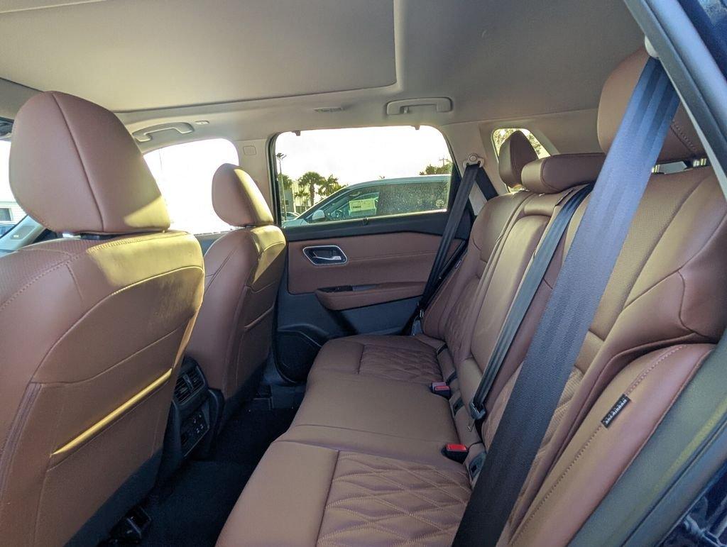 Nissan Rogue Platinum - Thumbnail 11