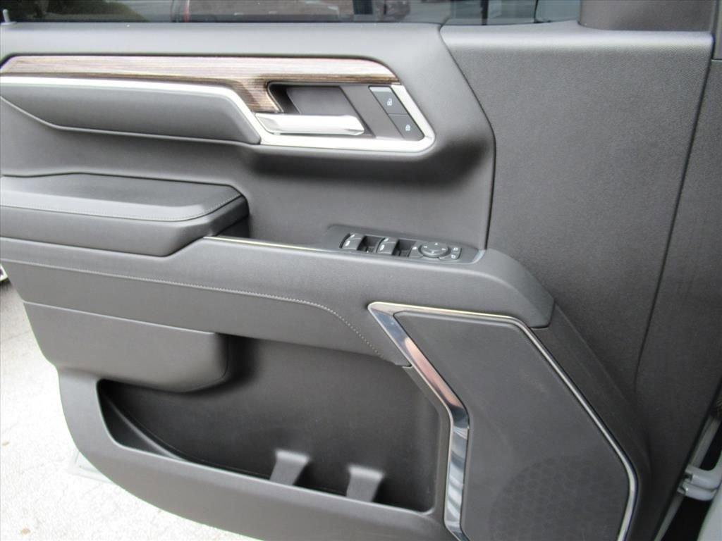 Gmc Sierra 1500 Elevation Four Wheel Drive Crew Cab - Thumbnail 19