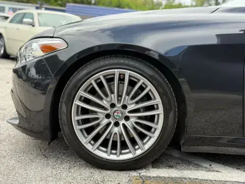 Alfa Romeo Giulia Ti Sedan 4D - Thumbnail 5