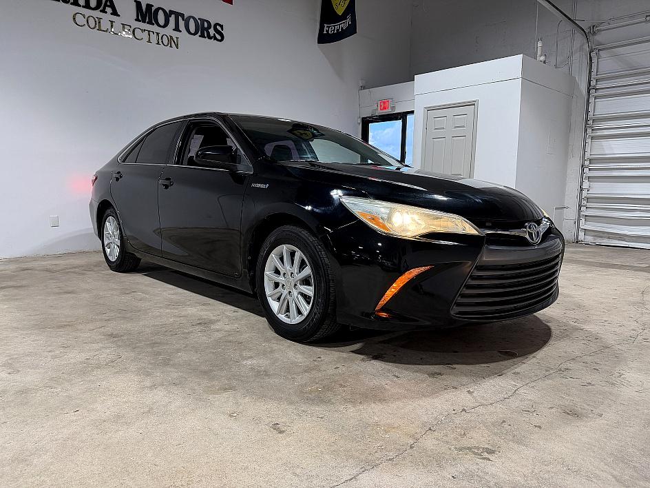 Toyota Camry Hybrid Le - Thumbnail 2