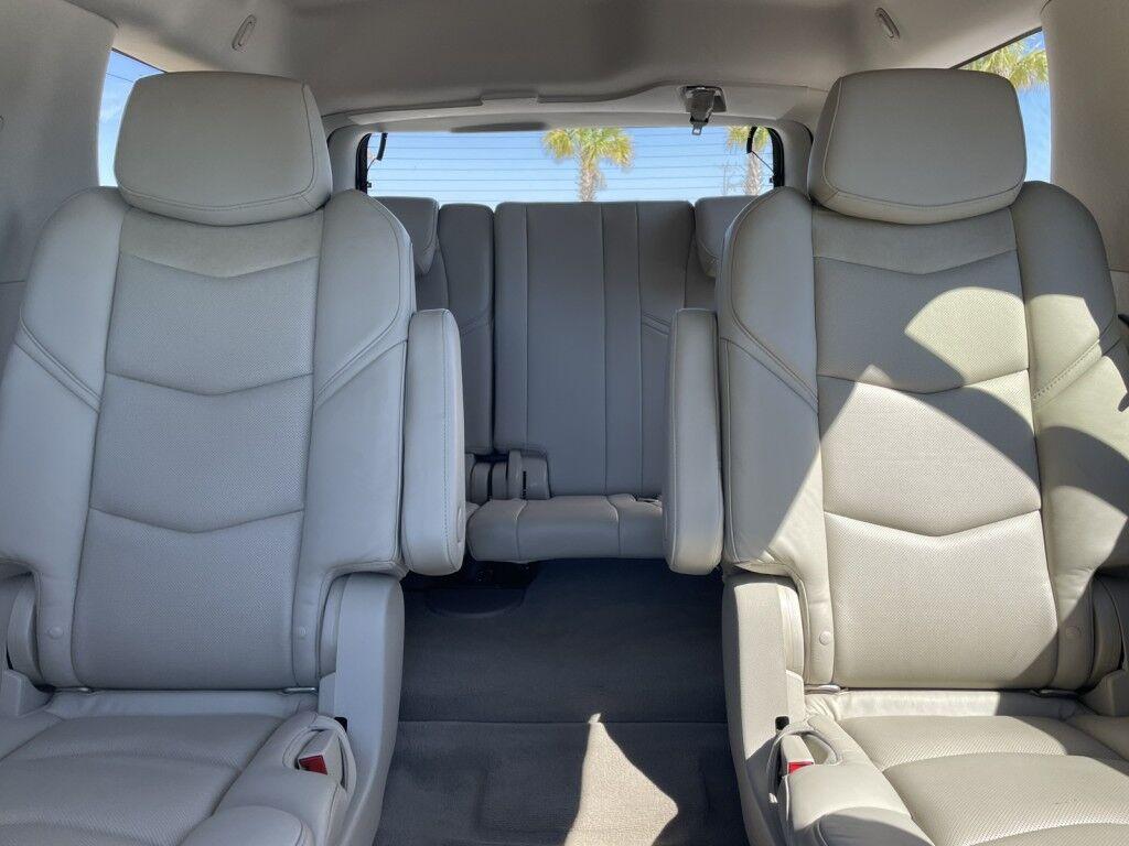 Cadillac Escalade - Thumbnail 13