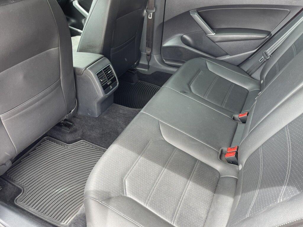 Volkswagen Passat - Thumbnail 11