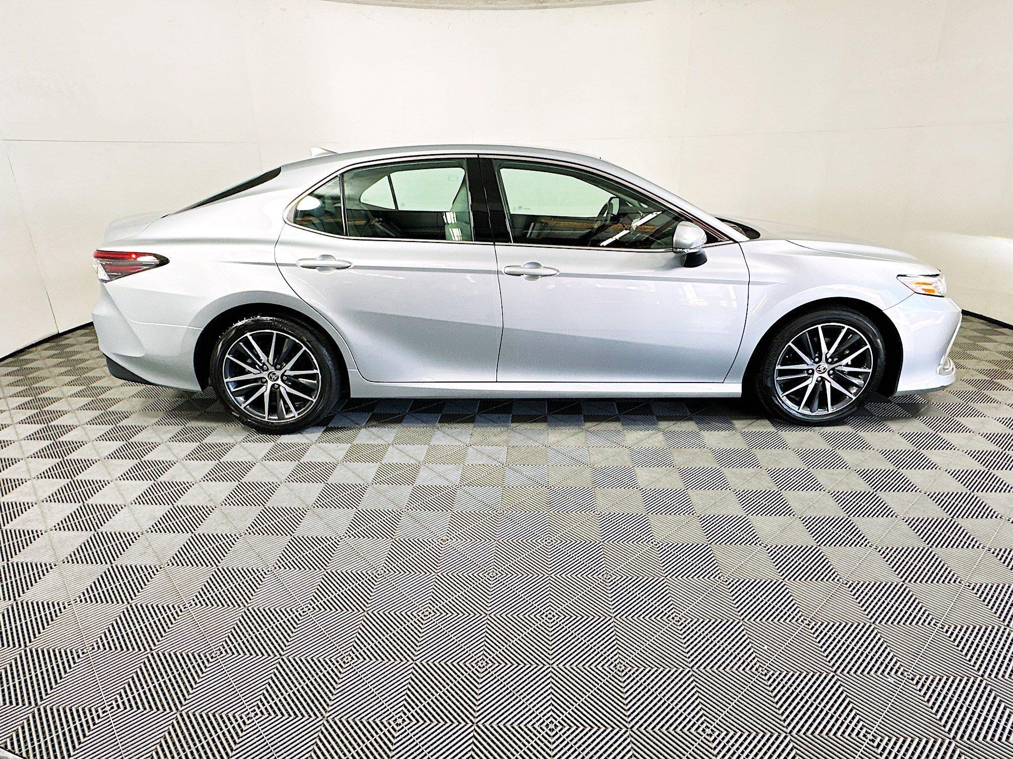 Toyota Camry Xle Fwd 4Dr Car - Thumbnail 3