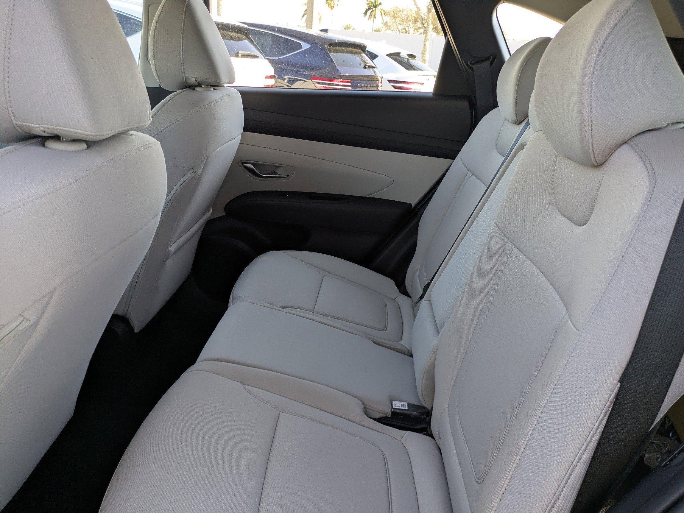 Hyundai Tucson Se Fwd Front Wheel Drive Sport Utility - Thumbnail 15