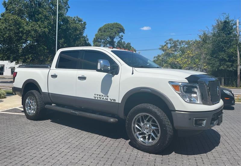 Nissan Titan - Thumbnail 3