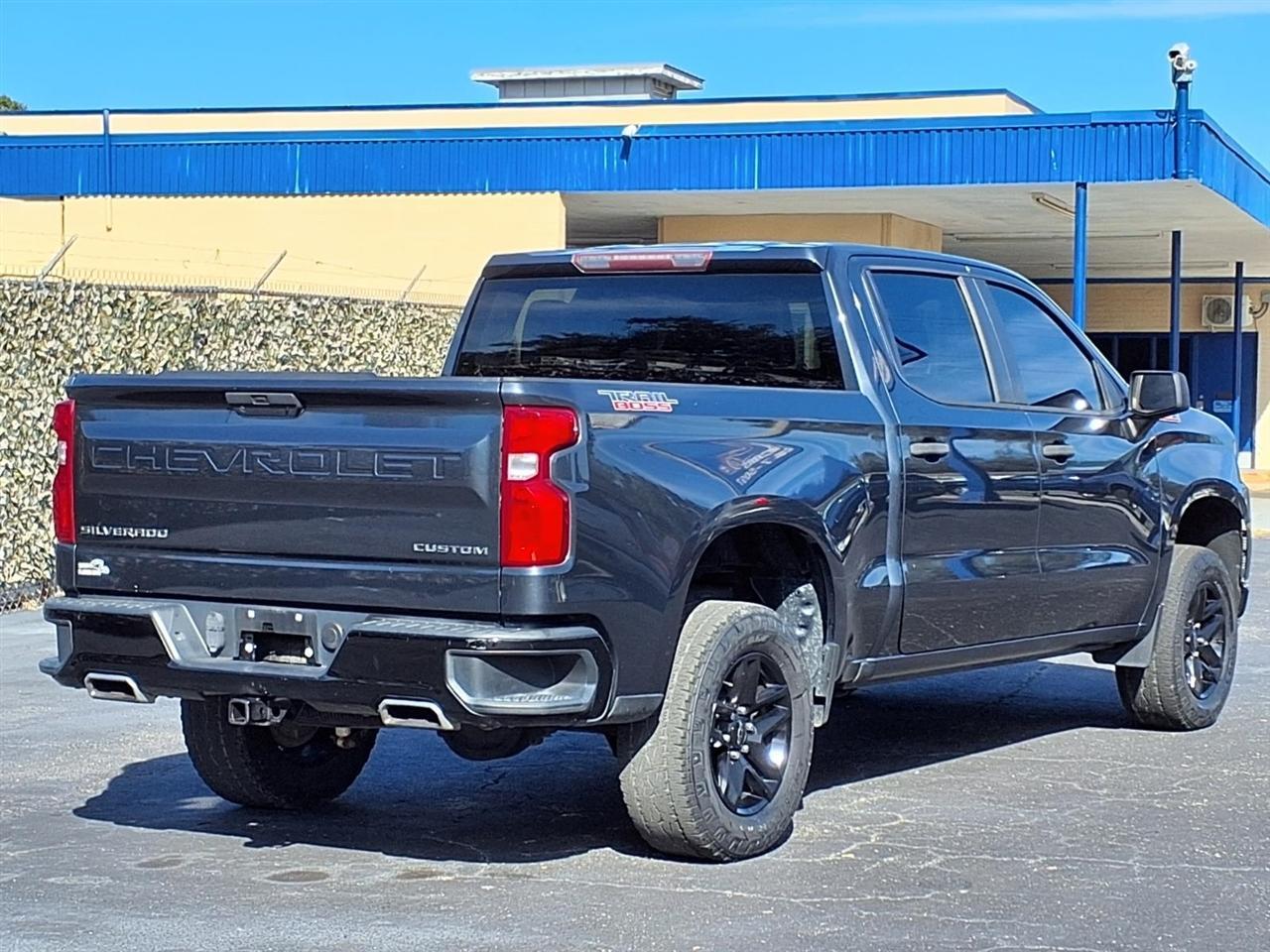 Chevrolet Silverado 1500Trail Boss Custom Crew Cab 4Wd - Thumbnail 4