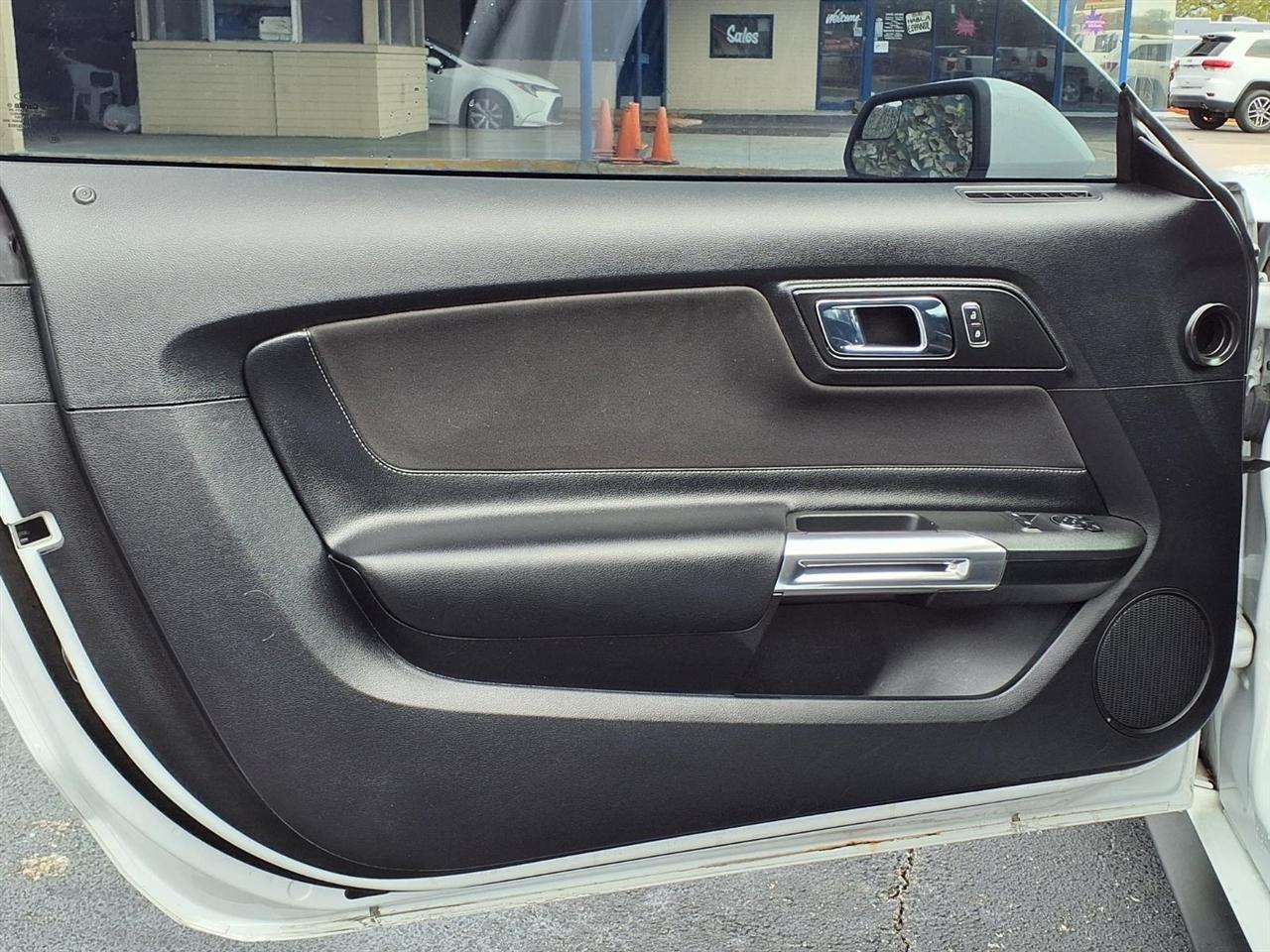 Ford Mustang - Thumbnail 11