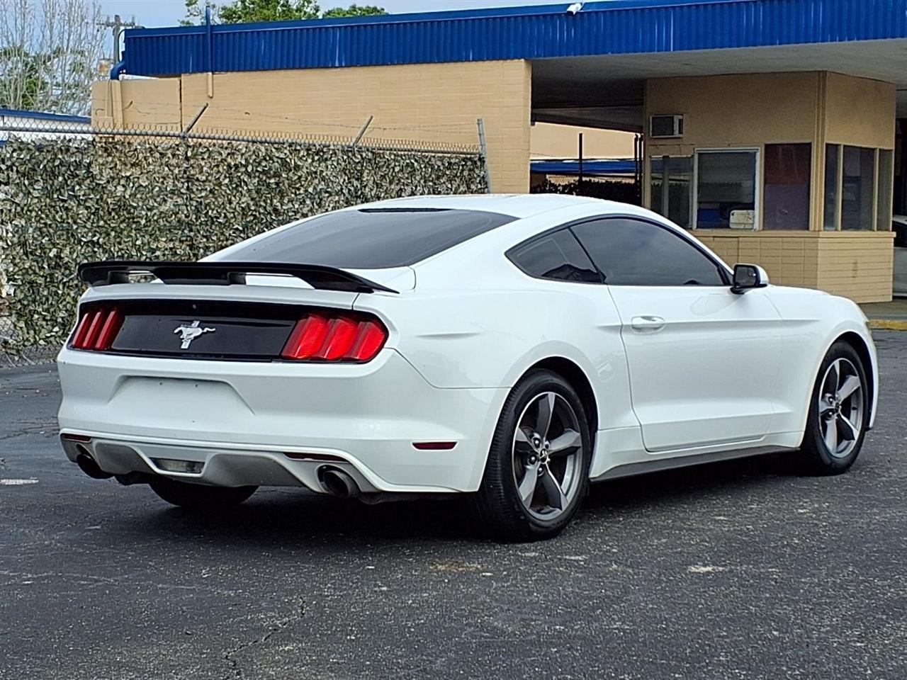 Ford Mustang - Thumbnail 4