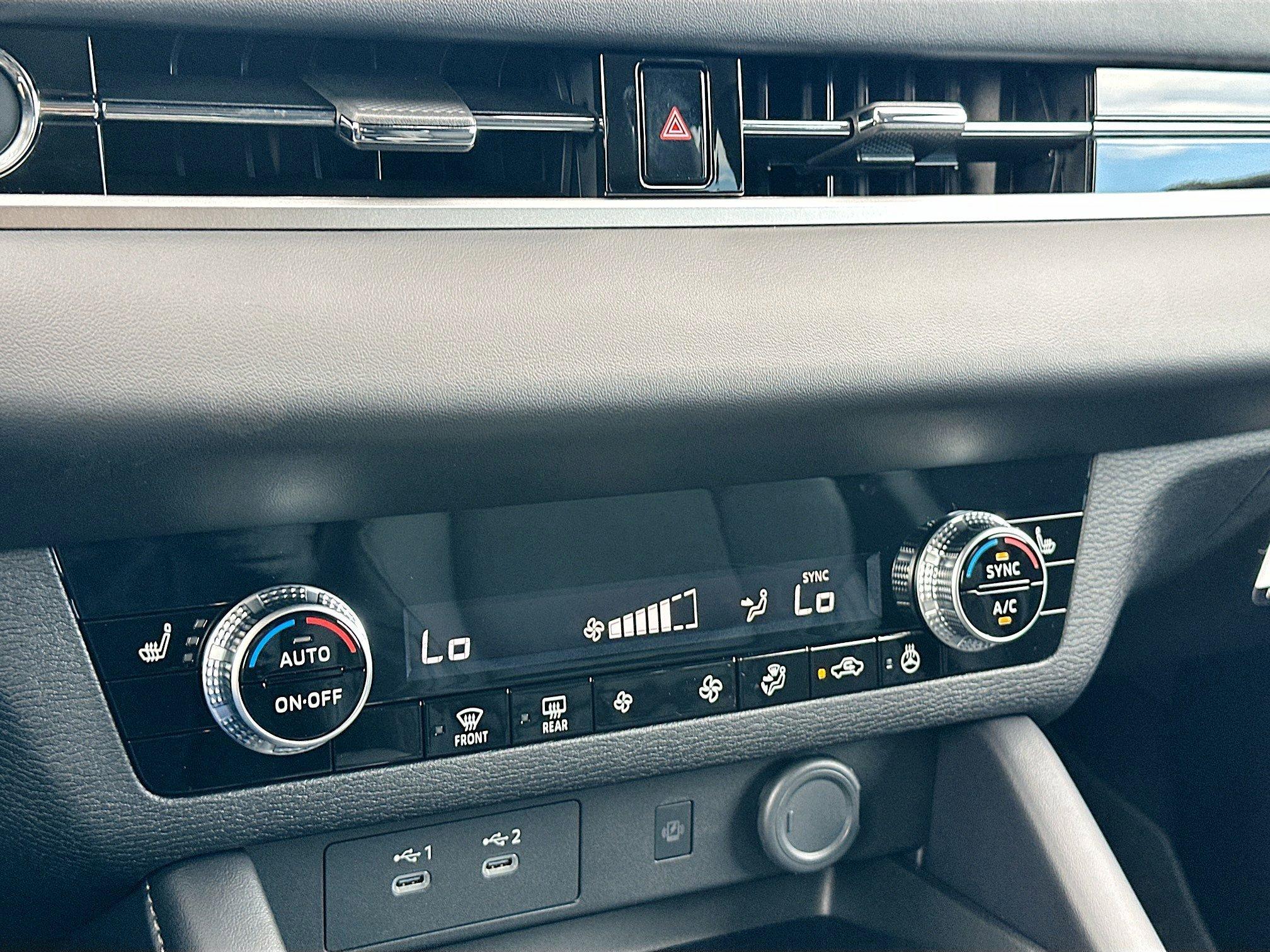 Mitsubishi Outlander Se With Navigation - Thumbnail 12