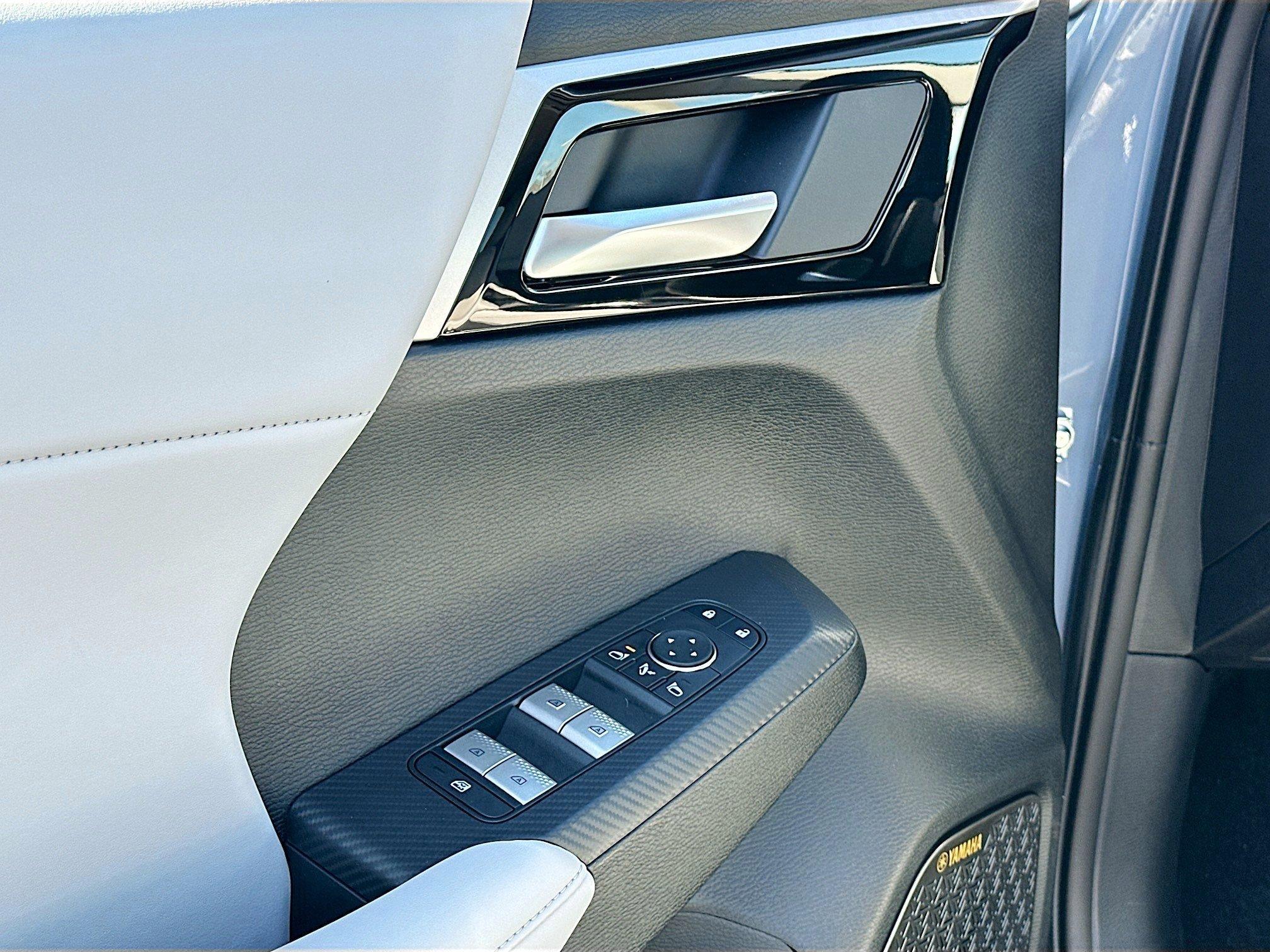 Mitsubishi Outlander Se With Navigation - Thumbnail 14