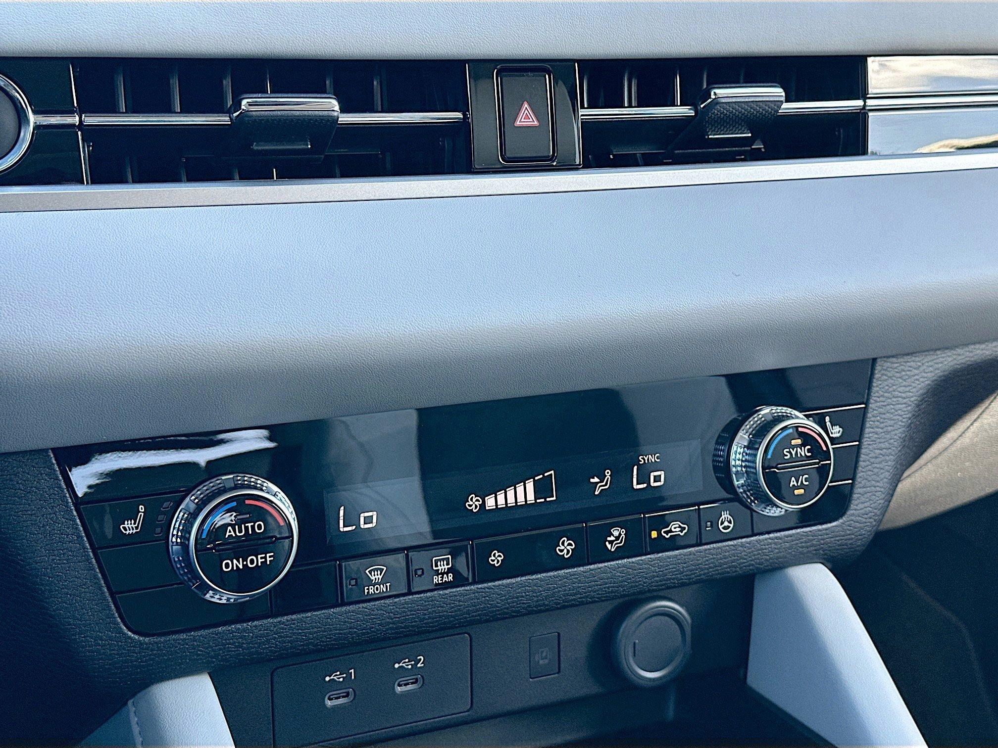 Mitsubishi Outlander Se With Navigation - Thumbnail 12