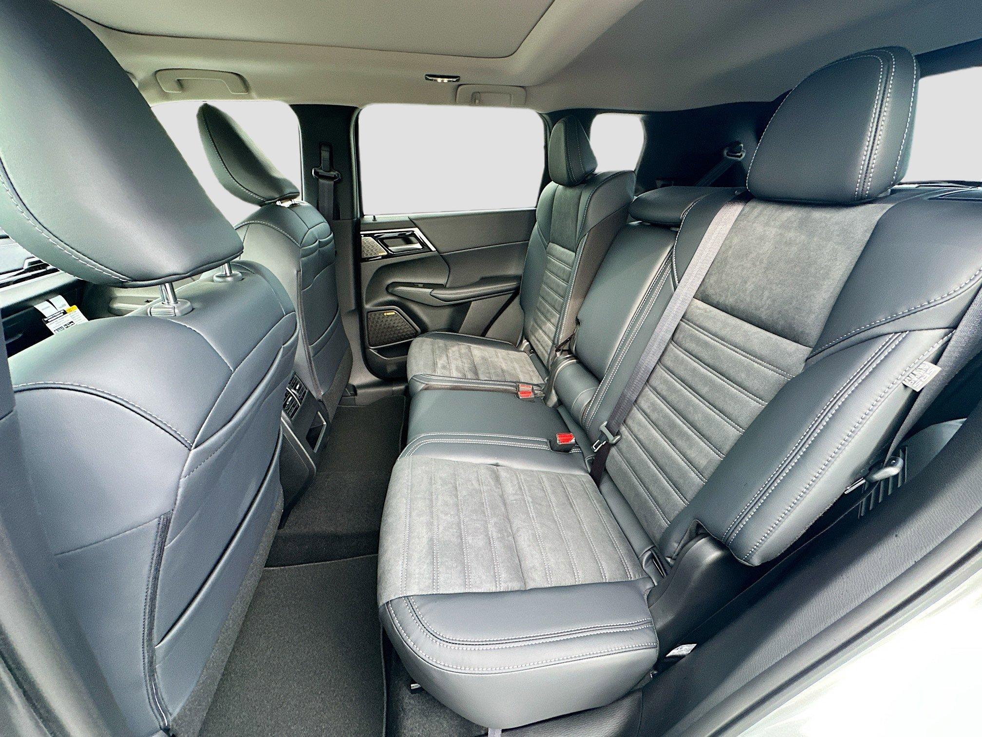 Mitsubishi Outlander Se With Navigation & Awd - Thumbnail 18