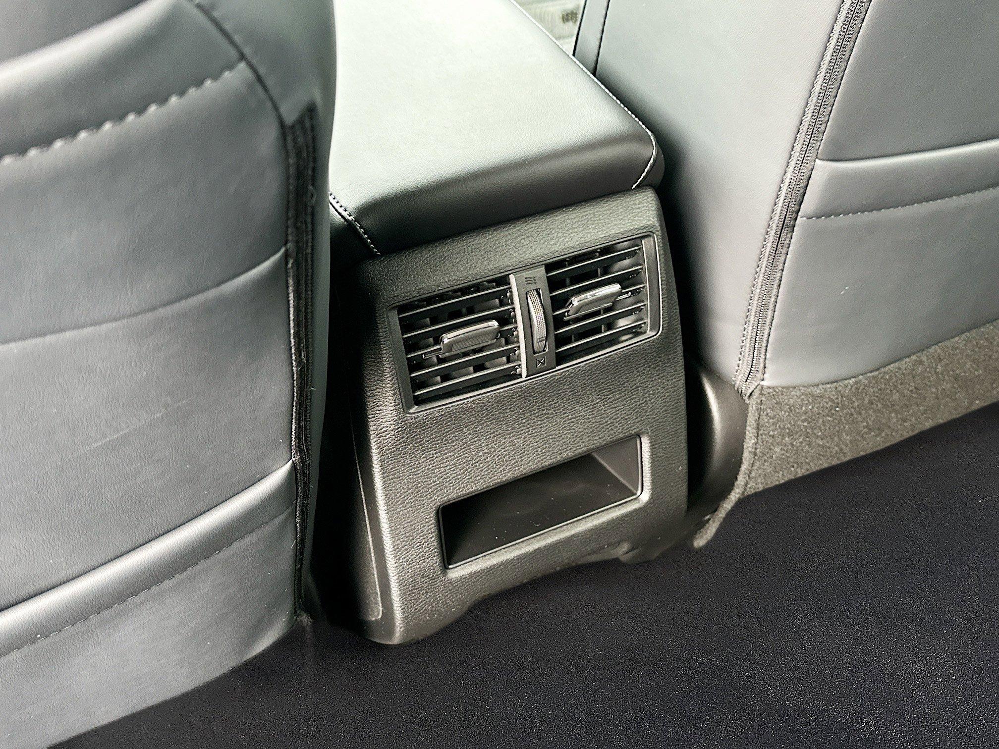 Mitsubishi Outlander Se With Navigation - Thumbnail 20