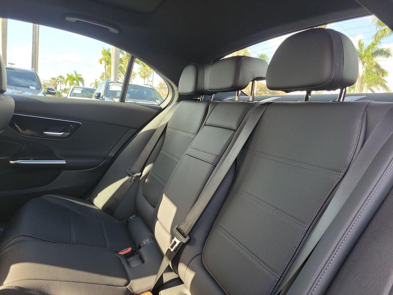 Mercedes-Benz C 300 - Thumbnail 12