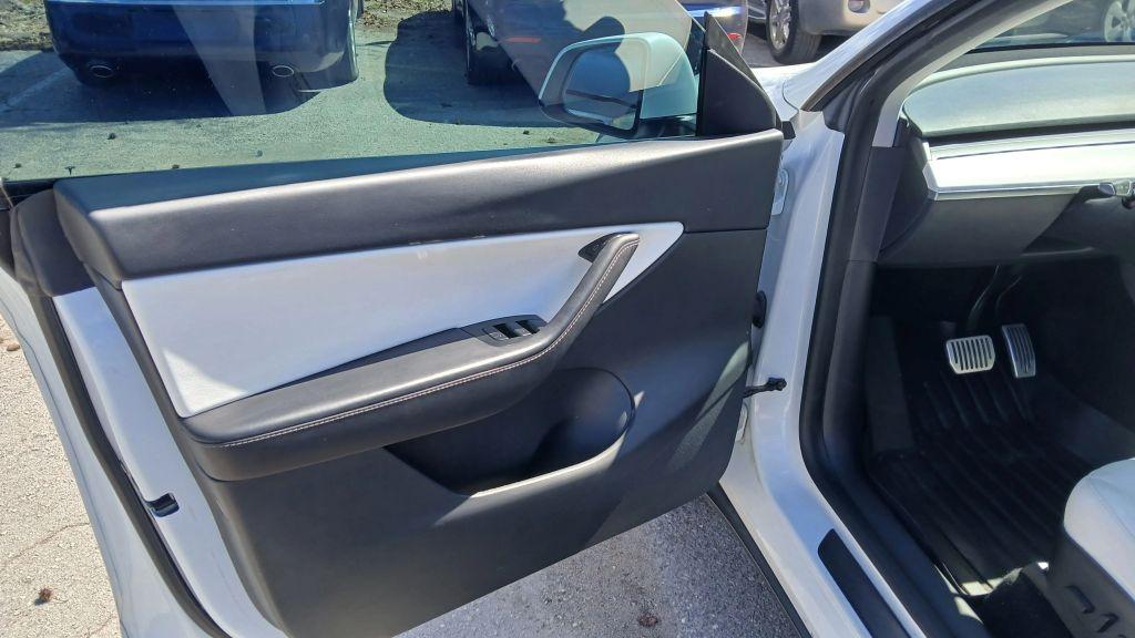 Tesla Model Y - Thumbnail 16