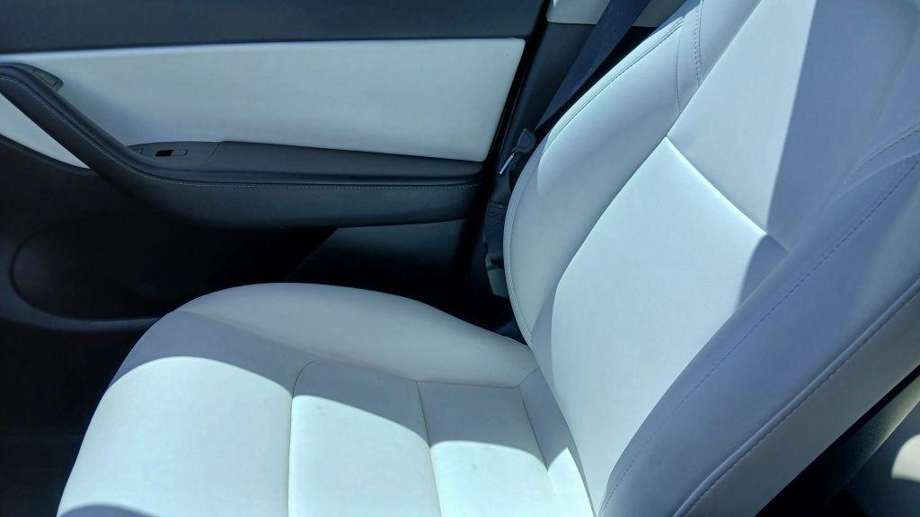 Tesla Model Y - Thumbnail 3