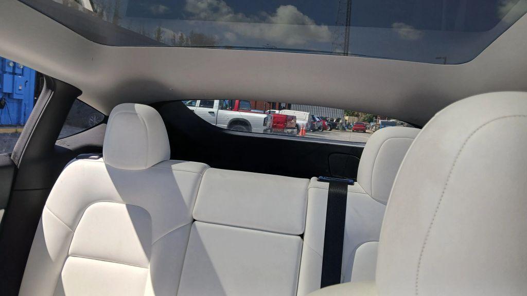 Tesla Model Y - Thumbnail 5