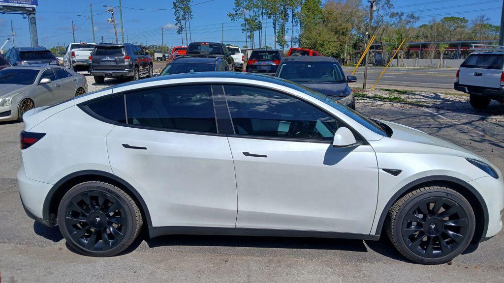 Tesla Model Y - Thumbnail 12