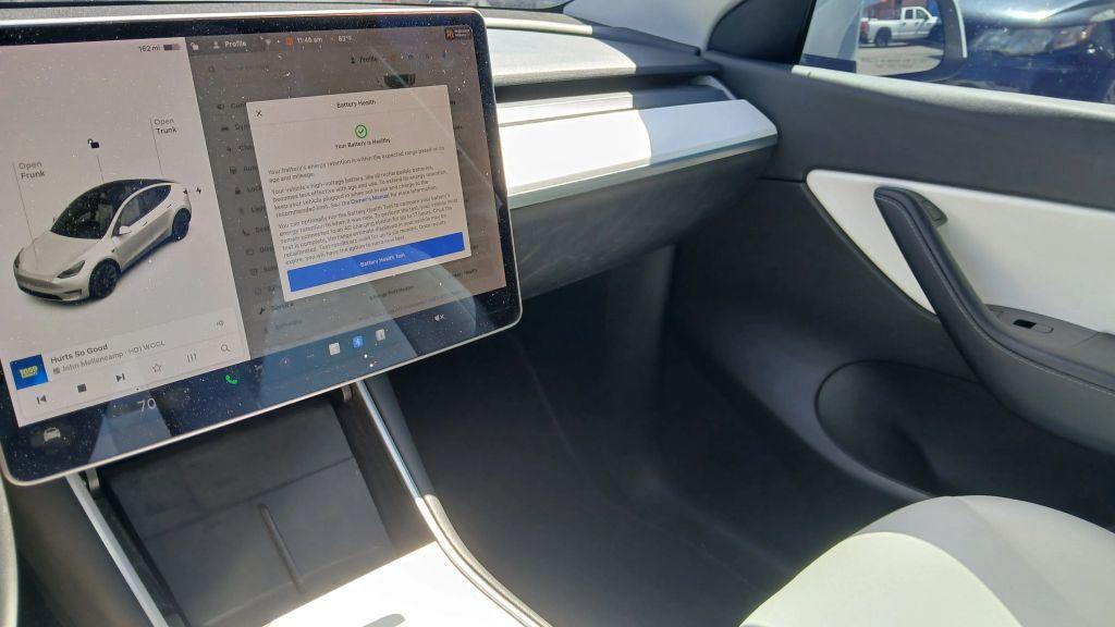 Tesla Model Y - Thumbnail 2