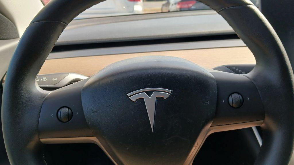 Tesla Model 3 - Thumbnail 2