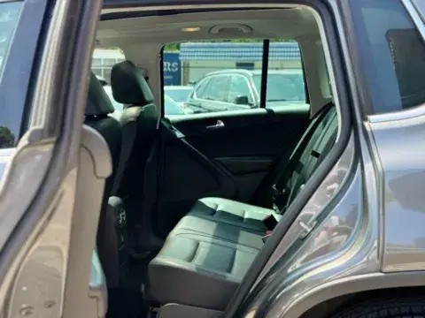 Volkswagen Tiguan 2.0T Se Sport Utility 4D - Thumbnail 5