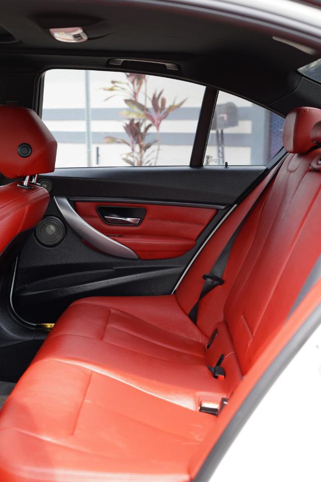 Bmw 3-Series - Thumbnail 2