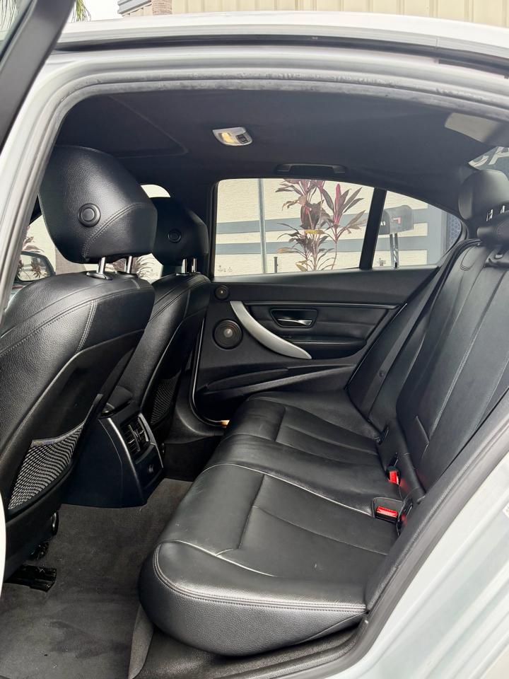 Bmw 3-Series - Thumbnail 2