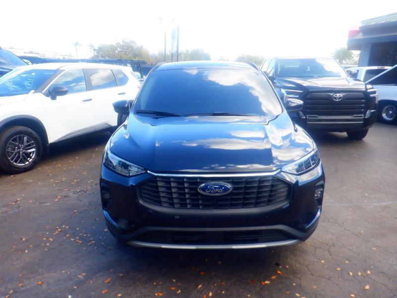 Ford Escape Plug-In Hybridphev - Thumbnail 4