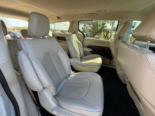 Chrysler Pacifica Hybrid - Thumbnail 2