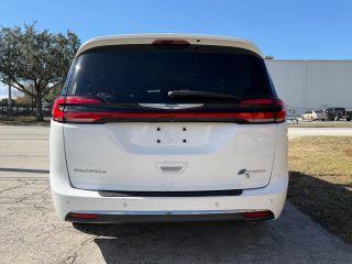 Chrysler Pacifica Hybrid - Thumbnail 10