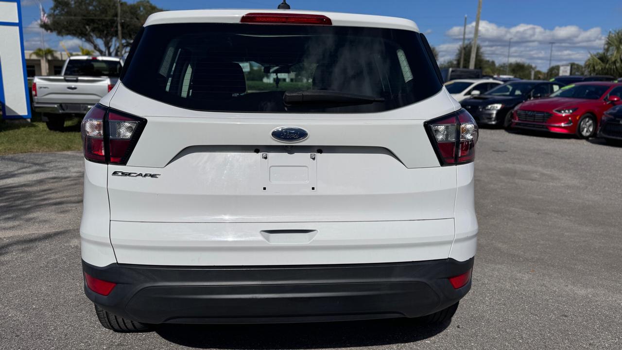 Ford Escapes Fwd - Thumbnail 4