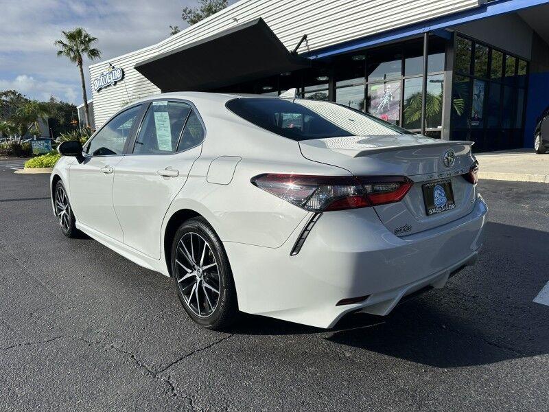 Toyota Camry - Thumbnail 3