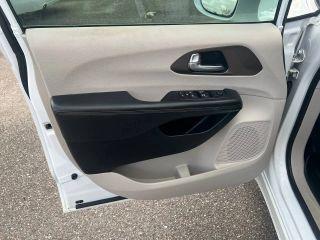 Chrysler Pacifica - Thumbnail 11