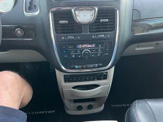 Chrysler Town & Country - Thumbnail 16