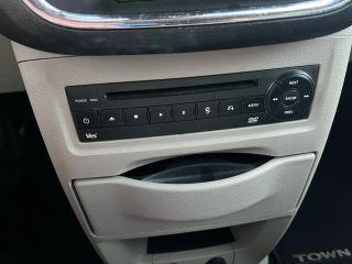 Chrysler Town & Country - Thumbnail 17