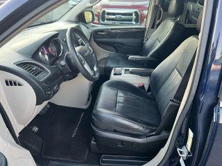 Chrysler Town & Country - Thumbnail 12