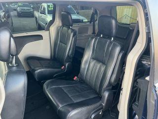 Chrysler Town & Country - Thumbnail 3