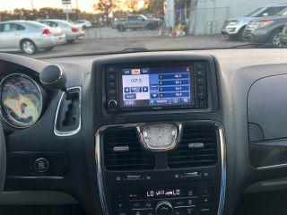 Chrysler Town & Country - Thumbnail 15