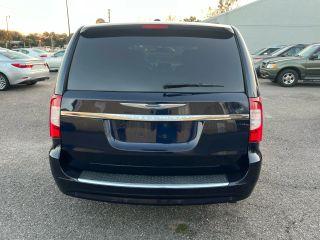 Chrysler Town & Country - Thumbnail 10