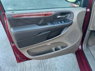 Chrysler Town & Country - Thumbnail 11