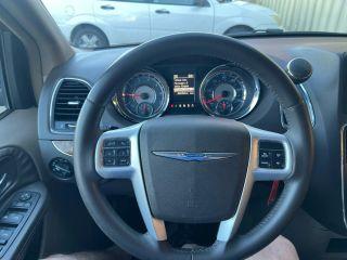 Chrysler Town & Country - Thumbnail 13