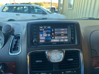 Chrysler Town & Country - Thumbnail 16