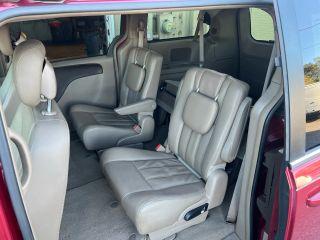 Chrysler Town & Country - Thumbnail 3