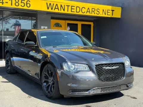 Chrysler 300 Touring Sedan 4D - Thumbnail 4