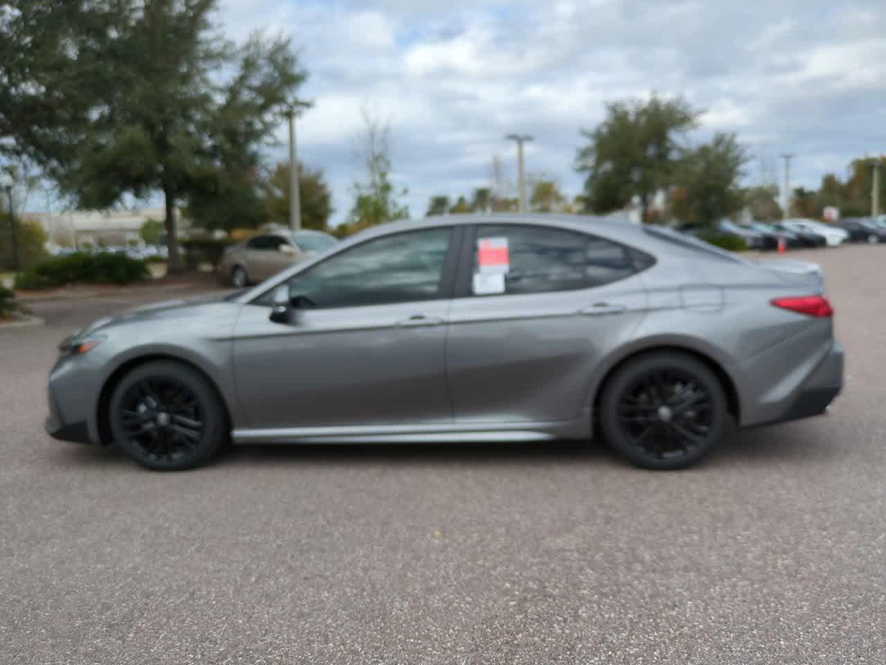 Toyota Camry Se - Thumbnail 4