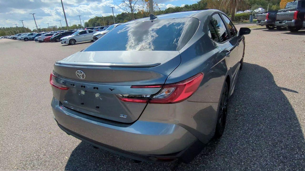 Toyota Camry Se - Thumbnail 2