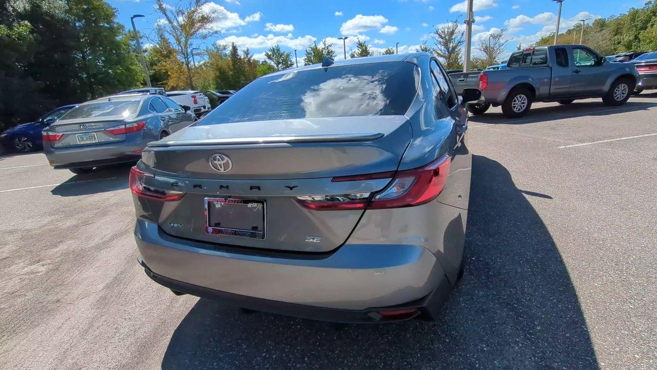 Toyota Camry Se - Thumbnail 2