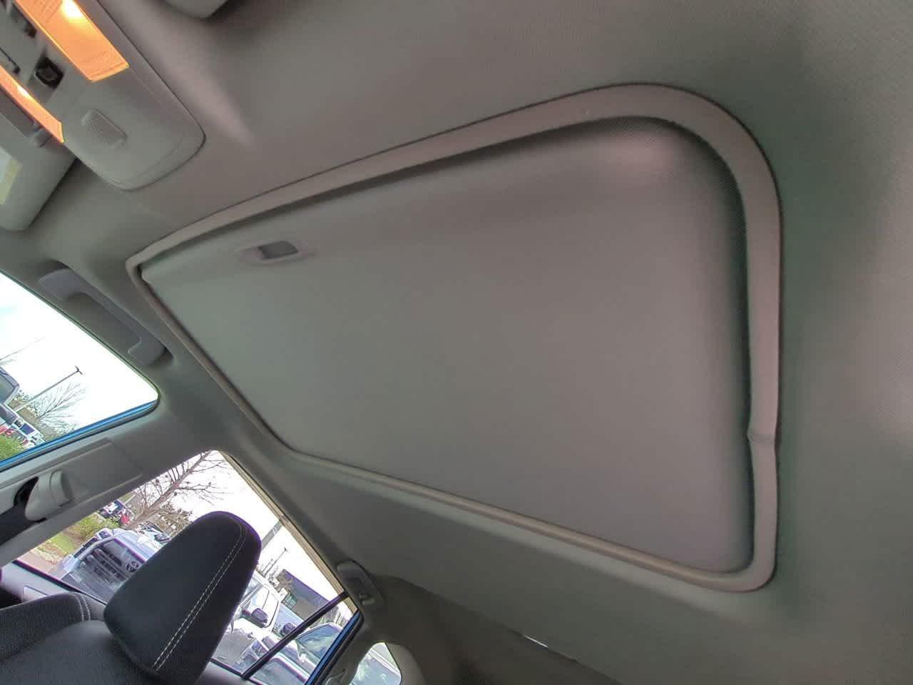 Toyota Rav4 Xle With Navigation - Thumbnail 20