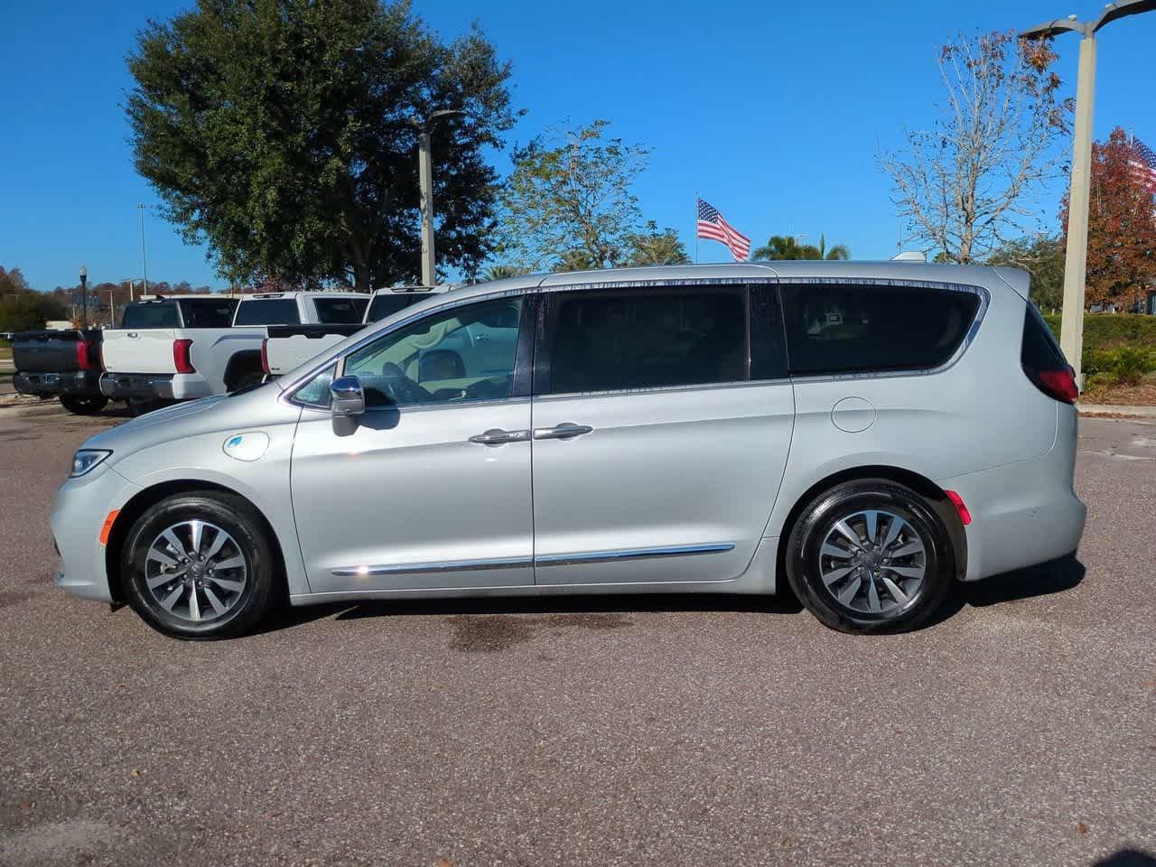 Chrysler Pacifica Hybrid Limited Fwd - Thumbnail 4